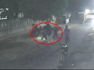 2 Remaja di Polman Dikeroyok 5 OTK, Polisi Buru Pelaku