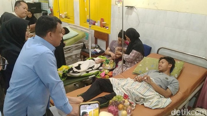 Wakil Kepala Badan Gizi Nasional (BGN) Mayjen TNI Trenggono saat menengok korban keracunan MBG di Batang, Sabtu (26/9/2026).