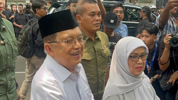 Wakil Presiden ke-10 dan ke-12 RI Jusuf Kalla (JK) melayat ke rumah duka Guruh Soekarnoputra. Wakil Presiden ke-10 dan ke-12 RI Jusuf Kalla (JK) melayat ke rumah duka Guruh Soekarnoputra.