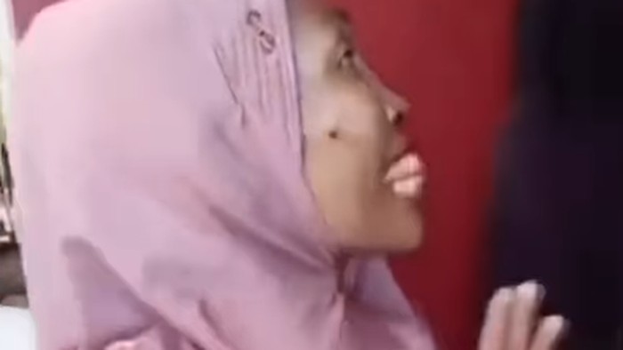 Wanita di Makassar ngamuk di kantor kelurahan karena namanya dicoret dari penerima bansos.