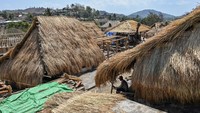 Pembangunan rumah dilakukan meski desain penataan kawasan yang disiapkan Pemerintah Provinsi NTB belum rampung. Rencana penataan tersebut juga belum disosialisasikan kepada warga Kampung Adat Sade. ANTARA FOTO/Ahmad Subaidi