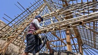 Warga memilih bergerak membangun kembali rumah mereka secara mandiri sambil menunggu kepastian terkait penataan kawasan. Upaya tersebut menjadi langkah awal untuk memulihkan kembali kehidupan dan aktivitas masyarakat di Kampung Adat Sade pascakebakaran. ANTARA FOTO/Ahmad Subaidi