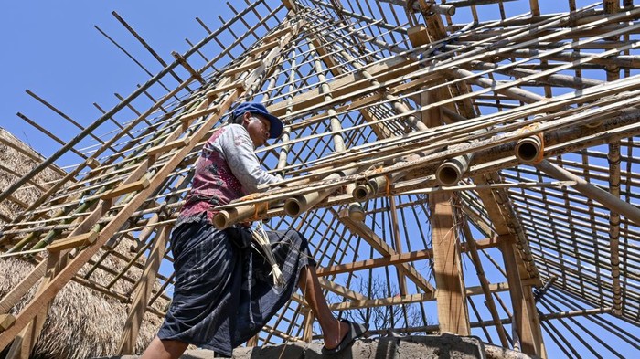 Warga memasang rangka atap dari bambu untuk bangunan rumah adat pascakebaran di Kampung adat Sade, Desa Rembitan, Kecamatan Pujut, Praya, Lombok Tengah, NTB, Sabtu (26/9/2026). Warga terdampak kebakaran di Kampung adat Sade mulai membangun kembali rumah mereka secara mandiri dan pembangunan dilakukan meski desain penataan kawasan yang disiapkan Pemerintah Provinsi NTB belum rampung dan belum disosialisasikan kepada warga. ANTARA FOTO/Ahmad Subaidi
