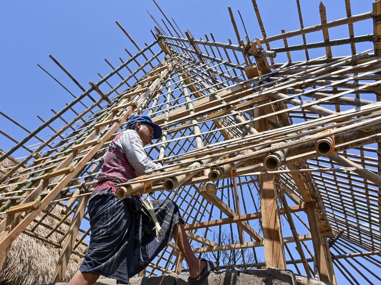 Warga Sade Bangun Kembali Rumah Adat Pascakebakaran