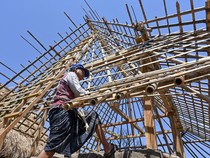 Warga Sade Bangun Kembali Rumah Adat Pascakebakaran