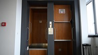Pengguna bisa langsung naik saja ke dalam lift karena tidak ada tombol yang harus dipencet maupun pintu yang harus dilewati. Lift ini berjalan terus menerus layaknya bianglala. Foto: dpa/picture alliance via Getty I/picture alliance