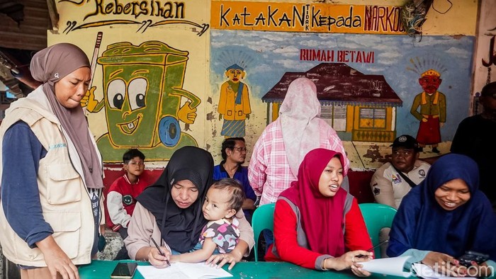 Sebanyak 380 jiwa dari 110 kepala keluarga (KK) terdampak kebakaran di Kampung Muka, Pademangan, Jakarta Utara, Minggu (27/9/2026) siang. Warga yang rumahnya terdampak kebakaran mengungsi di Madrasah dan Masjid At-Taubah.