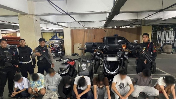 Sembilan pemuda ditangkap saat pesta tembakau sintetis di Jaktim.