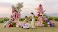 Momen keseriusan Abe Hoed meminta Bella Shintya menjadi istrinya pada Agustus 2026. Aku mencintaimu apa adanya, dan aku bersedia untuk mengambil baik dan buruk sisi dari darimu. Mari kita bersama merayakan semua kenaikan dan penurunan, dan tumbuh bersama di setiap musim, tulisnya di Instagram-nya. (Foto: dok Instagram mannamedhoed)