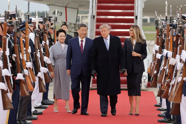 Kunjungan Xi ke Washington menjadi yang pertama setelah 11 tahun (Xi pernah berkunjung ke AS pada 2017, tapi bertemu Trump, yang ketika itu baru beberapa bulan menjadi presiden, di Mar-a-Lago, Florida). Pertemuan berlangsung di tengah sejumlah isu yang masih membayangi hubungan kedua negara. Mulai dari perdagangan dan tarif bea masuk, Taiwan, akal imitasi (AI), dan keamanan geopolitik. Begitu bersejarahnya lawatan ini, POTUS dan FLOTUS bahkan menyambut langsung Xi dan Peng Liyuan di bandara. Sebuah gestur langka demi menyenangkan hati lawan. (Foto: REUTERS/Jonathan Ernst)