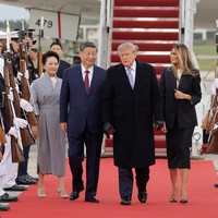 Kunjungan Xi ke Washington menjadi yang pertama setelah 11 tahun (Xi pernah berkunjung ke AS pada 2017, tapi bertemu Trump, yang ketika itu baru beberapa bulan menjadi presiden, di Mar-a-Lago, Florida). Pertemuan berlangsung di tengah sejumlah isu yang masih membayangi hubungan kedua negara. Mulai dari perdagangan dan tarif bea masuk, Taiwan, akal imitasi (AI), dan keamanan geopolitik. Begitu bersejarahnya lawatan ini, POTUS dan FLOTUS bahkan menyambut langsung Xi dan Peng Liyuan di bandara. Sebuah gestur langka demi menyenangkan hati lawan. (Foto: REUTERS/Jonathan Ernst)