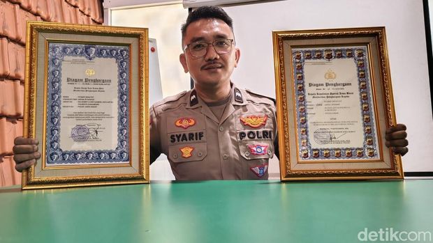 Aipda Syarif Hidayat, saat menunjukkan penghargaan dari Kapolri, dan Kapolda Jawa Barat Aipda Syarif Hidayat, saat menunjukkan penghargaan dari Kapolri, dan Kapolda Jawa Barat