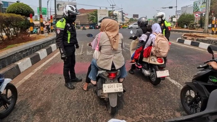 Aksi Aipda Syarief edukasi pengendara di Karawang