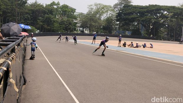 Aktivitas latihan klub sepatu roda Balance Inline Skate Academy di GOR Saparua, Kota Bandung Aktivitas latihan klub sepatu roda Balance Inline Skate Academy di GOR Saparua, Kota Bandung