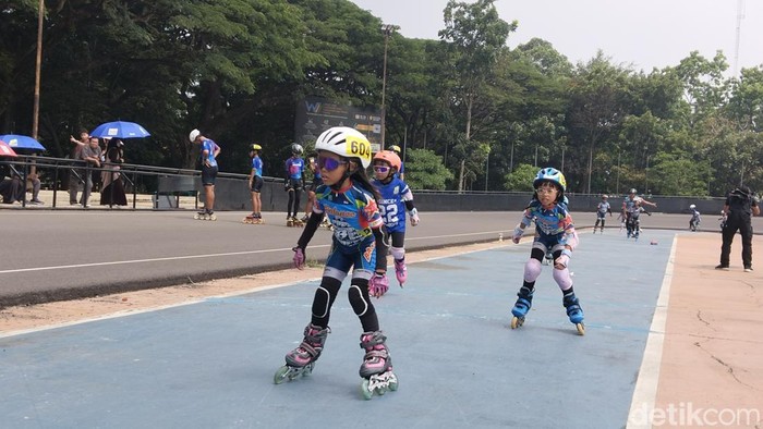 Aktivitas latihan klub sepatu roda Balance Inline Skate Academy di GOR Saparua, Kota Bandung