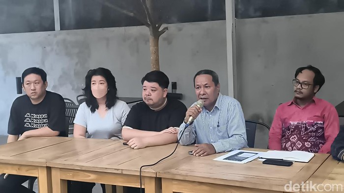 Anak dari Ediyanto dan kuasa hukum saat mengelar konferensi pers.