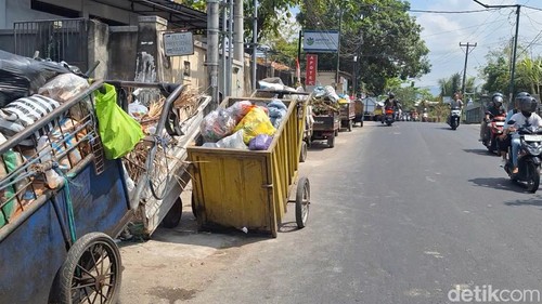 Antrean panjang armada pengangkut sampah di Jalan Dr Soetomo, Karang Baru, Kota Mataram, Sabtu (26/9/2026).