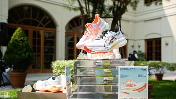 Asics Sonicblast 2 dilengkap teknologi 'garpu',  pelat yang dirancang untuk membantu menghasilkan dorongan atau propulsion sekaligus pengembalian energi (energy return).