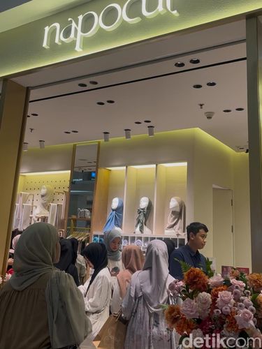 Brand hijab naPocut resmi membuka gerai terbarunya di Kota Kasablanka. Ekspansi ini respons atas permintaan pasar sekaligus strategi gaet konsumen offline. Brand hijab naPocut resmi membuka gerai terbarunya di Kota Kasablanka. Ekspansi ini respons atas permintaan pasar sekaligus strategi gaet konsumen offline.