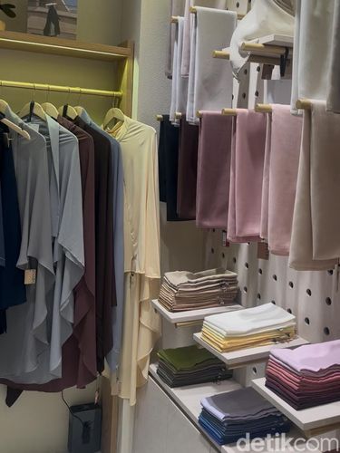 Brand hijab naPocut resmi membuka gerai terbarunya di Kota Kasablanka. Ekspansi ini respons atas permintaan pasar sekaligus strategi gaet konsumen offline. Brand hijab naPocut resmi membuka gerai terbarunya di Kota Kasablanka. Ekspansi ini respons atas permintaan pasar sekaligus strategi gaet konsumen offline.