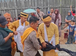 Meriam Beranak Dimandikan, Warga Kobar Berharap Hujan di Tengah Kabut Asap