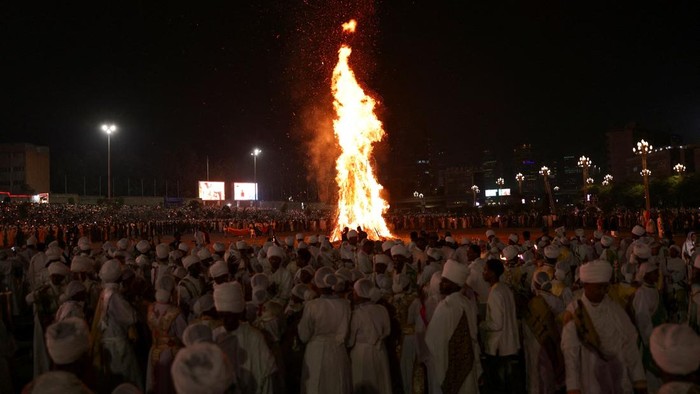 A bonfire burns during the Meskel Festival to commemorate the discovery of the True Cross on which Jesus Christ was crucified, at Meskel Square in Addis Ababa, Ethiopia September 26, 2026. REUTERS/Tiksa Negeri     TPX IMAGES OF THE DAY