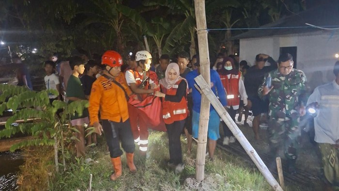 Evakuasi remaja berusia 13 tahun tenggelam di Irigasi Klambu Kiri, Desa/Kecamatan Godong, Kabupaten Grobogan, Minggu (27/9/2026).