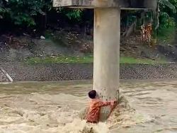 Video Menegangkan Evakuasi Remaja Terjebak Arus Sungai di Padang