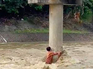 Momen Menegangkan Remaja Terjebak Arus Sungai di Padang Dievakuasi