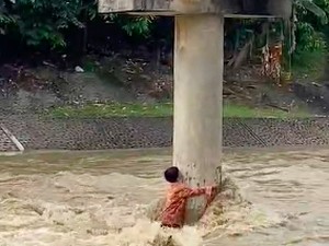 Momen Menegangkan Remaja Terjebak Arus Sungai di Padang Dievakuasi