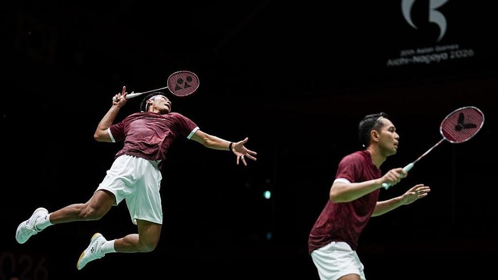 ICHINOMIYA, JAPAN - SEPTEMBER 24: Fajar Alfian and Muhammad Shohibul Fikri of Indonesia compete in the Badminton Mens Team Final match against Liang Weikeng and Wang Chang of China on day five of the 20th Asian Games Aichi-Nagoya at Ichinomiya City Municipal Gymnasium in Ichinomiya, Aichi, Japan. (Photo by Shi Tang/Getty Images)