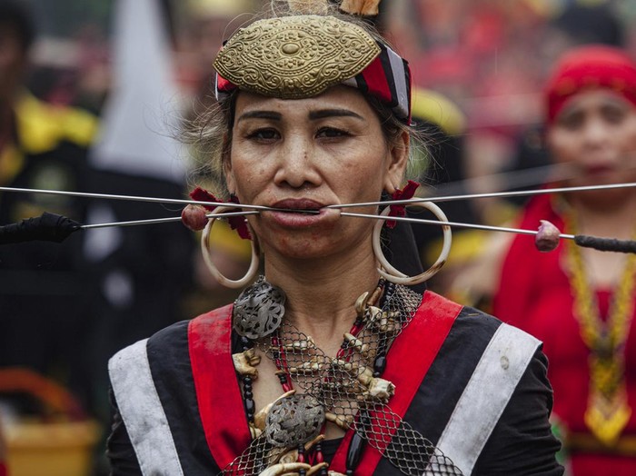 Peserta pawai dengan pakaian adat bernuansa Dayak berada di atas tandu dalam pawai Batam Khitong Fest dan Budaya Nusantara di kawasan Nagoya, Batam, Kepulauan Riau, Minggu (27/9/2026). Perhelatan yang diikuti 40 tatung lokal dan mancanegara dari Singapura serta 10 kelompok seni nusantara tersebut diselenggarakan oleh warga keturunan Tionghoa sebagai wujud pelestarian tradisi sekaligus mempererat persatuan lintas budaya. ANTARA FOTO/Teguh Prihatna/sgd