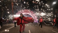 Barcelona kembali semarak dengan tradisi Correfoc atau “fire run” yang menjadi salah satu rangkaian Festival La Merce, kemarin. REUTERS/Nacho Doce