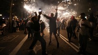 Correfoc sendiri menjadi salah satu atraksi yang paling identik dengan perayaan La Merce. Tradisi ini menghadirkan peserta yang berlari dan menari sambil membawa perangkat kembang api, menciptakan suasana meriah sekaligus menegangkan di tengah jalanan kota. REUTERS/Nacho Doce