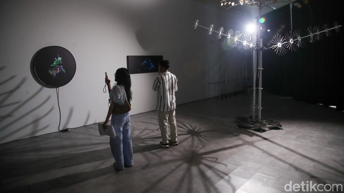 Sejumlah pengunjung melihat karya seni dalam dua pameran kontemporer bertajuk Future Tense karya Arlette Quynh-Anh Tran dan Witness karya Miranda Mazuki di Galeri ara contemporary, Jakarta, Minggu (27/9/2026). Kedua pameran tersebut digelar bersamaan mulai 26 September hingga 8 November 2026 dengan mengangkat tema berbeda tentang waktu, sejarah, masa depan, dan ingatan.