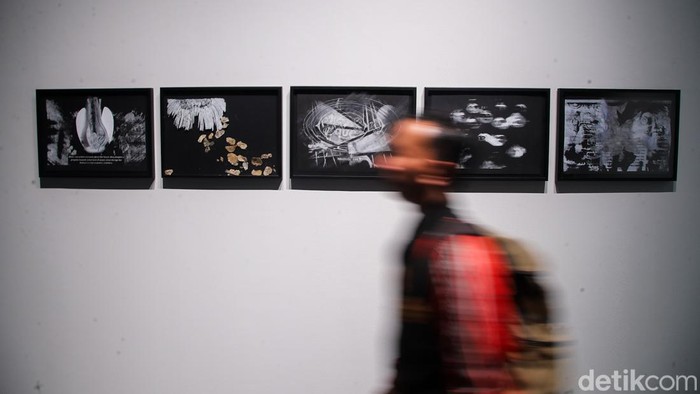 Sejumlah pengunjung melihat karya seni dalam dua pameran kontemporer bertajuk Future Tense karya Arlette Quynh-Anh Tran dan Witness karya Miranda Mazuki di Galeri ara contemporary, Jakarta, Minggu (27/9/2026). Kedua pameran tersebut digelar bersamaan mulai 26 September hingga 8 November 2026 dengan mengangkat tema berbeda tentang waktu, sejarah, masa depan, dan ingatan.