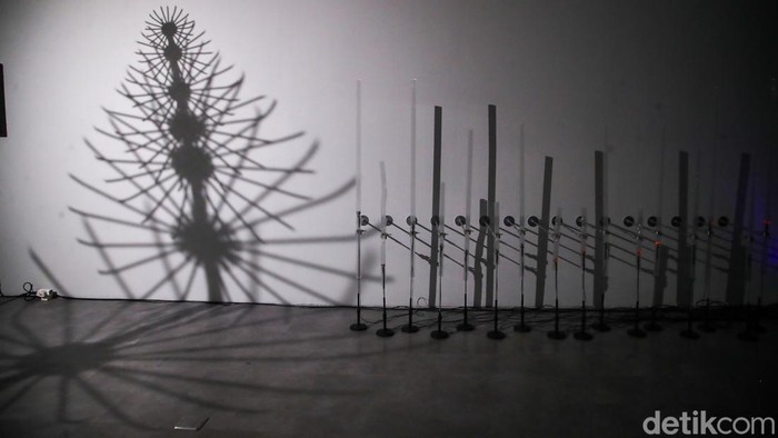 Sejumlah pengunjung melihat karya seni dalam dua pameran kontemporer bertajuk Future Tense karya Arlette Quynh-Anh Tran dan Witness karya Miranda Mazuki di Galeri ara contemporary, Jakarta, Minggu (27/9/2026). Kedua pameran tersebut digelar bersamaan mulai 26 September hingga 8 November 2026 dengan mengangkat tema berbeda tentang waktu, sejarah, masa depan, dan ingatan.
