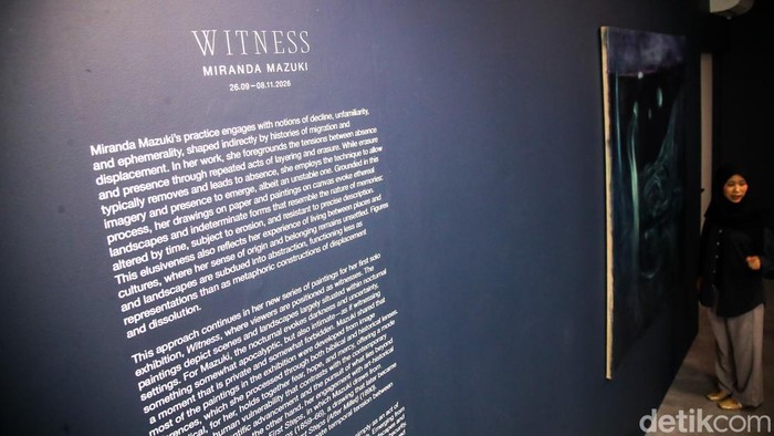 Sejumlah pengunjung melihat karya seni dalam dua pameran kontemporer bertajuk Future Tense karya Arlette Quynh-Anh Tran dan Witness karya Miranda Mazuki di Galeri ara contemporary, Jakarta, Minggu (27/9/2026). Kedua pameran tersebut digelar bersamaan mulai 26 September hingga 8 November 2026 dengan mengangkat tema berbeda tentang waktu, sejarah, masa depan, dan ingatan.