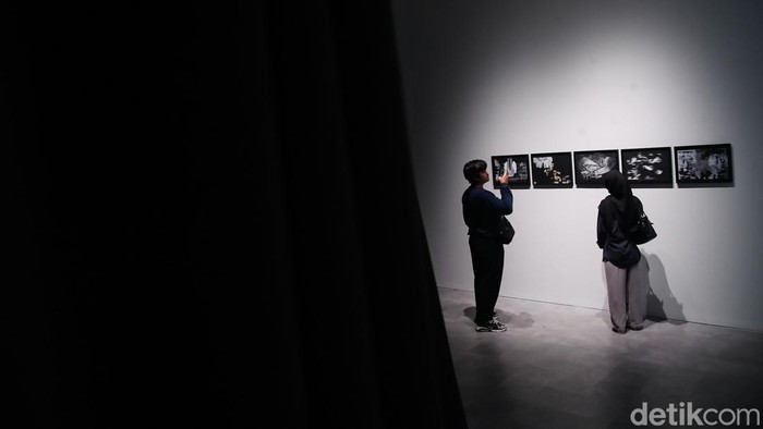 Sejumlah pengunjung melihat karya seni dalam dua pameran kontemporer bertajuk Future Tense karya Arlette Quynh-Anh Tran dan Witness karya Miranda Mazuki di Galeri ara contemporary, Jakarta, Minggu (27/9/2026). Kedua pameran tersebut digelar bersamaan mulai 26 September hingga 8 November 2026 dengan mengangkat tema berbeda tentang waktu, sejarah, masa depan, dan ingatan.