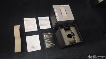 Isi dalam paket pembelian Garmin CIRQA, panduan, kabel charger, hingga garansi. Foto: Agus Tri Haryanto/detikINET