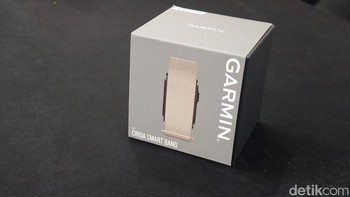 Perangkat ini menggunakan material fabric dan tersedia dalam beberapa pilihan warna, yakni Citron Gray, Mauve, French Gray, Dark Olive, Captain Blue, French Blue, dan Black. Garmin CIRQA Smart Band dibanderol Rp3.729.000. Foto: Agus Tri Haryanto/detikINET