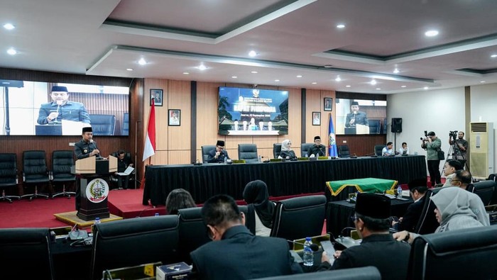 Gubernur Sulsel Andi Sudirman Sulaiman menghadiri rapat paripurna DPRD Sulsel.