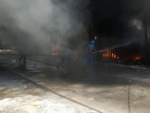 Gudang Rongsok di Lamongan Terbakar Hebat, Mobil Water Cannon Dikerahkan