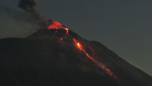 Gunung Ile Lewotolok di Kabupaten Lembata meletus 215 kali dalam tentang waktu 24 jam terakhir hingga Sabtu malam (26/9/2026). (Dok. PVMBG)