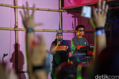 Hifdzi Khoir tampil perdana sebagai solois dengan nama panggung HFDZKHR di panggung Pasar-Pasaran Pestapora 2026, Sabtu (26/9/2026).