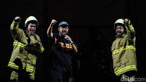 Rispo tampil dengan kostum seragam pemadam kebakaran lengkap, yang membuat suasana panggung semakin ramai dan menghibur. Kehadiran Rispo kemudian disusul oleh Rigen, hingga akhirnya ketiganya yang dikenal sebagai trio GJLS tampil bersama membawakan sebuah lagu. (Foto: Muhammad Azzam/detikcom)
