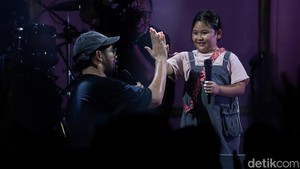 Di penghujung acara, Hifdzi menghadirkan putrinya, Nadin, untuk berduet bersamanya membawakan lagu Untukku Untukmu Juga. (Foto: Muhammad Azzam/detikcom)