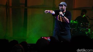 Momen paling ikonik terjadi saat Hifdzi membawakan lagu Istri, di mana penonton justru kompak menyanyikan lagu Laskar Pelangi milik Nidji karena kemiripan nada intronya. (Foto: Muhammad Azzam/detikcom)
