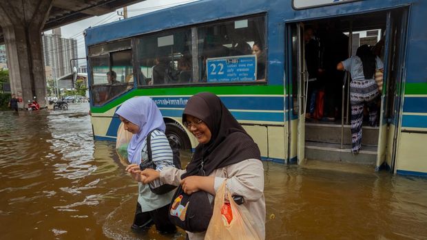 BANGKOK, THAILAND - SEPTEMBER 27: The Royal Thai Army rescue truck offers rides to Bangkok citizens close to Ramkhamhaeng road, one of the most flooded areas, on September 27, 2026 in Bangkok, Thailand. Locals navigate heavily flooded streets following several road closures, with flooding reaching up to a meter in height. Authorities declared a public disaster across all 50 districts of the Thai capital on September 27, 2026, after nearly 300 millimeters of rain fell since Thursday, submerging major roads as Bangkok Governor Chadchart Sittipunt urged residents to stay home. (Photo by Mailee Osten-Tan/Getty Images)