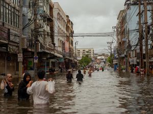 Thailand Dikepung Banjir, Ular-Buaya Raksasa Bermunculan